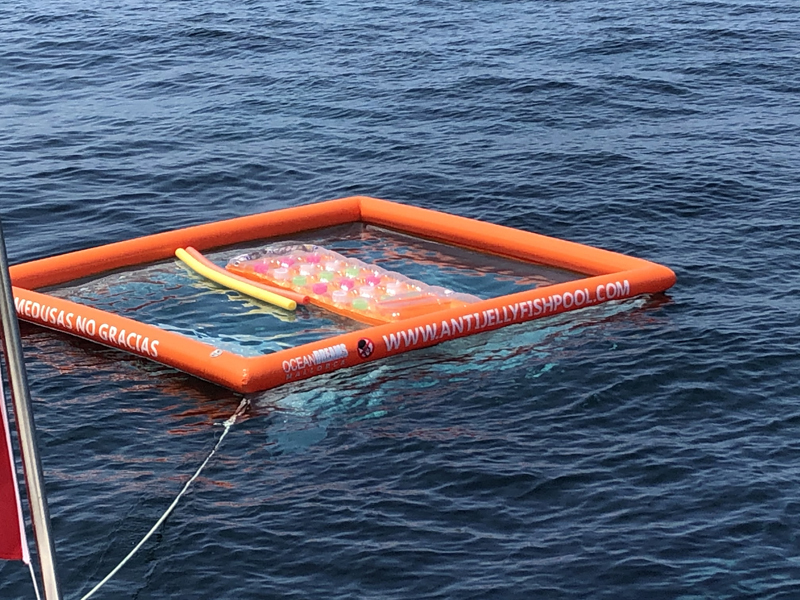 Piscina anti-meduse gonfiabile ancorata da uno yacht a Mallorca